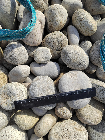 Kamenclub.ru: Галька речная окат (серо-белая) фр. 70-120 мм купить  в Казани галька галечник бело-серая, серо-белая, серая, белая речная природная галька  8000 руб/т   фото КАМЕНЬ КЛУБ