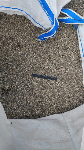 Kamenclub.ru: Галька речная окат (серая) фр.3-5 мм купить  в Казани галька речная серая бежевый темно-серый окатанный речной камень округлый 9500 руб/т   фото КАМЕНЬ КЛУБ