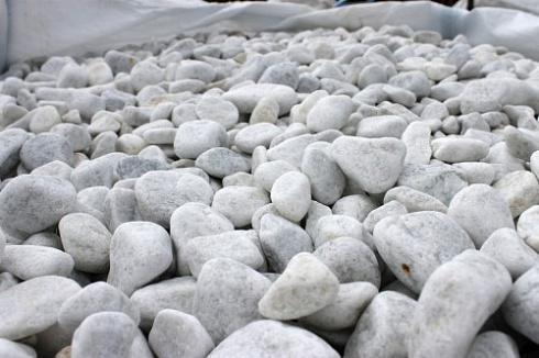 Kamenclub.ru: Мраморная крошка (щебень галтованный белый), фр.20-40 мм.  купить в Казани мрамор белый бежевый молочный мраморный щебень декоративный 17000 руб/т   фото КАМЕНЬ КЛУБ