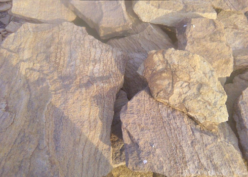 Kamenclub.ru: Песчаник пластушка "фонтанка" желтая (3,0 - 5,0 см)  купить в Казани песчаник желтая, рыжий, желтый песчаник колотый рваный со сколом облицовочный 16200 руб/м3   фото КАМЕНЬ КЛУБ