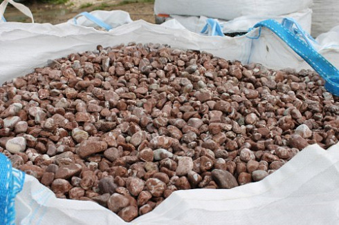 Kamenclub.ru: Мраморная крошка (щебень галтованный розовый) фр.10-20 мм.  купить в Казани мрамор розовый, красный ландшафтный декоративный окатанный округлый щебень 15000 руб/т   фото КАМЕНЬ КЛУБ