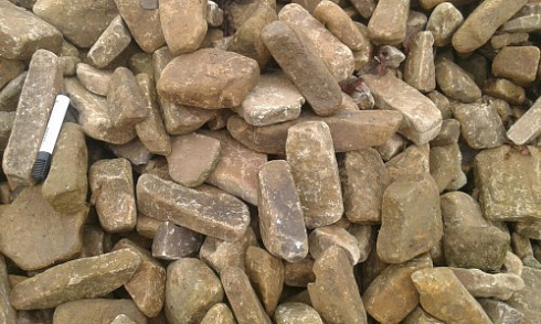 Kamenclub.ru: Песчаник для строительства и кладки блочный (фр 100-200 мм)  купить в Казани песчаник бежевый серый рыжий валун мелкий для строительства песчаник 6500 руб/т   фото КАМЕНЬ КЛУБ