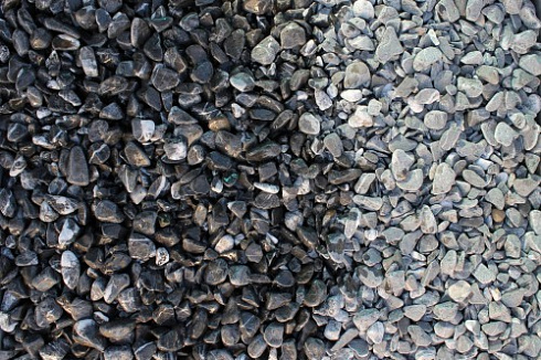 Kamenclub.ru: Щебень галтованный черный (мрамор) фр.10-20 мм.  купить в Казани мрамор черный с белыми прожилками, черный, белый окатанный округлый ландшафтный декоративный щебень 15000 руб/т   фото КАМЕНЬ КЛУБ