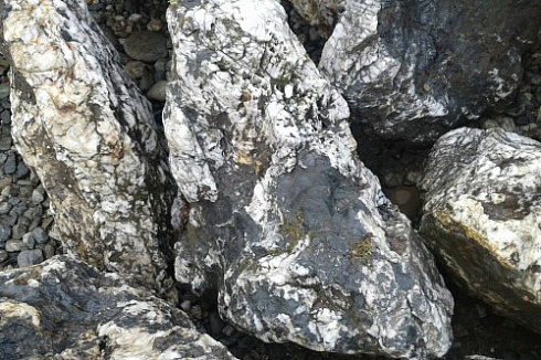 Kamenclub.ru: Черный гранит - кварцит фр. 500-1000 мм.  купить в Казани гранит кварцит черный серый белый скальный колотый валун 9750 руб/т   фото КАМЕНЬ КЛУБ