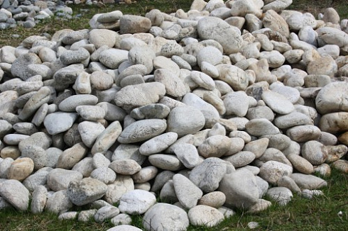 Kamenclub.ru: Бело-серый валунчик фр.100-300 мм.  купить в Казани крупный камень для ландшафта серый, белый бело-серый валун крупная галька 4500 руб/т   фото КАМЕНЬ КЛУБ