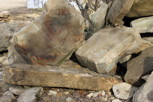 Kamenclub.ru: Песчаник плиты - плахи - пошаговые дорожки (фр. 70-150 мм)  купить в Казани песчаник серый бежевый желтый зеленый колотый песчаник строительный 6500 руб/т   фото КАМЕНЬ КЛУБ