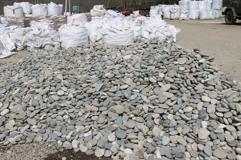 Kamenclub.ru: Галька речная плоская (ассорти) фр. 70-150 мм. купить  в Казани галька галечник серый белый темно-серый синий светло-серый плоская природная галька  9000 руб/т   фото КАМЕНЬ КЛУБ