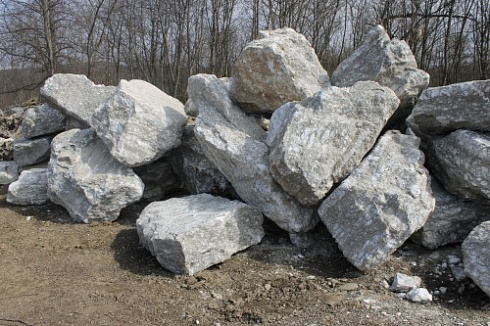 Kamenclub.ru: Мраморизированный известняк фр.500-1500 мм.  купить в Казани    10000 руб/т   фото КАМЕНЬ КЛУБ