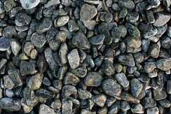 Kamenclub.ru: Щебень галтованный зеленый (змеевик) фр. 20-40 мм.  купить в Казани мрамор зеленый, салатовый оголтованный щебень мраморный 12500 руб/т   фото КАМЕНЬ КЛУБ