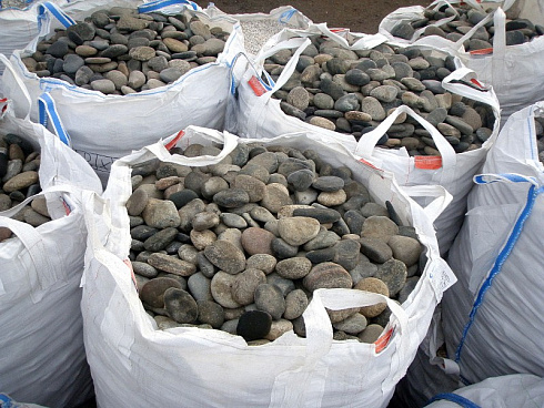 Kamenclub.ru: Галька речная плоская (ассорти) фр. 100-200-300 мм. купить  в Казани галька плоская разноцветная серый белый темно-серый синий речная галька ландшафтная 8000 руб/т   фото КАМЕНЬ КЛУБ