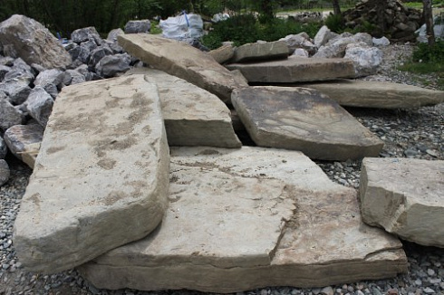 Kamenclub.ru: Песчаник плиты - плахи - пошаговые дорожки (фр. 70-150 мм)  купить в Казани песчаник серый бежевый желтый зеленый колотый песчаник строительный 6500 руб/т   фото КАМЕНЬ КЛУБ