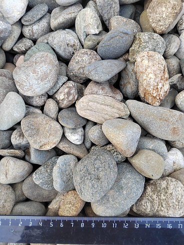 Kamenclub.ru: Галька речная окат (пестрая) фр. 20-40 мм. купить  в Казани галька речная пестрая, серая, серые оттенки галька речная окатанная округлая 5000 руб/т   фото КАМЕНЬ КЛУБ