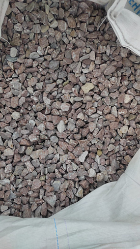 Kamenclub.ru: Мраморная крошка (щебень галтованный розовый) фр.20-40 мм.  купить в Казани мрамор розовый, красный оголтованный округлый щебень  15000 руб/т   фото КАМЕНЬ КЛУБ
