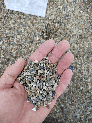 Kamenclub.ru: Галька речная окат (серая) фр.3-5 мм купить  в Казани галька речная серая бежевый темно-серый окатанный речной камень округлый 9500 руб/т   фото КАМЕНЬ КЛУБ