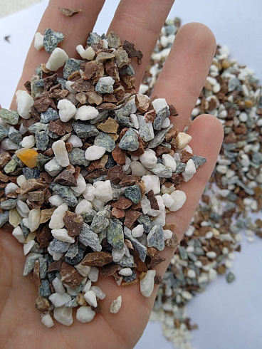 Kamenclub.ru: Мраморная крошка (щебень крошка микс: белый-зеленый-розовый) фр. 5-10 мм  купить в Казани мрамор белый, зеленый, розовый, разноцветный, молочный декоративная ландшафтная мраморная крошка 9500 руб/т   фото КАМЕНЬ КЛУБ