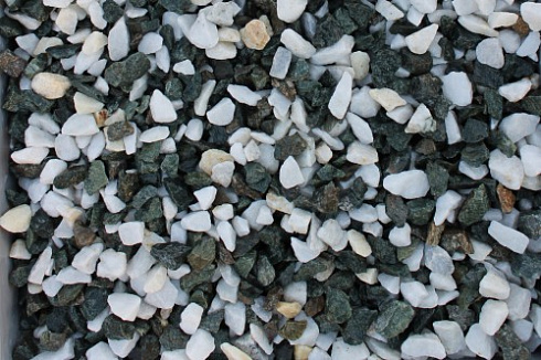 Kamenclub.ru: Мраморная крошка (щебень крошка микс: белый-зеленый-розовый) фр. 3-5 мм.  купить в Казани мрамор белый, зеленый, розовый мраморная декоративная крошка каменная 12000 руб/т   фото КАМЕНЬ КЛУБ
