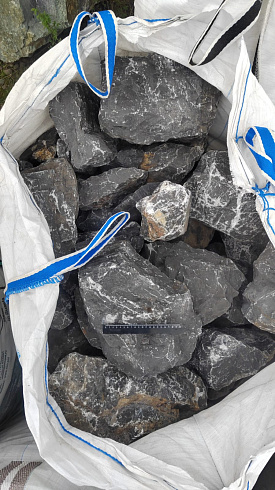 Kamenclub.ru: Черный мрамор скальник фр. 100-500 мм.  купить в Казани мрамор черный белый серый крупный колотый валун ландшафтный 8500 руб/т   фото КАМЕНЬ КЛУБ