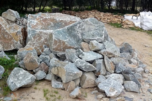 Kamenclub.ru: Гранит скальник (серо-зеленый) фр. 500-1500 мм.  купить в Казани гранит мрамор  серый зеленый темно-серый глыба скальная колотая ландшафтная 7 500 руб/т   фото КАМЕНЬ КЛУБ