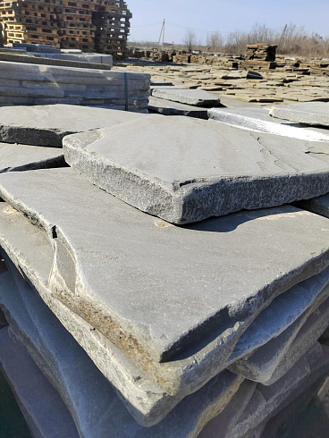 Kamenclub.ru: Песчаник пластушка светло-серый (4,0 - 6,0 см)  купить в Казани плитняк - пластушка светло-серый песчаник 12600 руб/м3   фото КАМЕНЬ КЛУБ