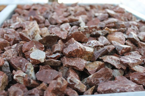 Kamenclub.ru: Мраморная крошка (щебень крошка розовый) фр. 20-40 мм.  купить в Казани мрамор розовый, красный мраморная крошка декоративная 11000 руб/т   фото КАМЕНЬ КЛУБ