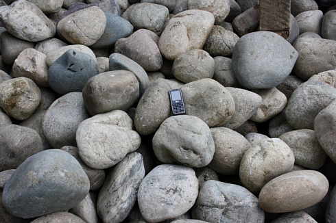 Kamenclub.ru: Темно-серый валунчик фр.100-300 мм.  купить в Казани крупный природный камень серый, темно-серый, светло-серый речная галька большого размера окатанная 4500 руб/т   фото КАМЕНЬ КЛУБ