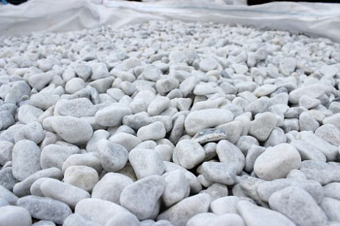 Kamenclub.ru: Мраморная крошка (щебень галтованный белый) фр.10-20 мм.  купить в Казани мрамор белый, молочный, айвори окатанный округлый декоративный ландшафтный щебень 17000 руб/т   фото КАМЕНЬ КЛУБ