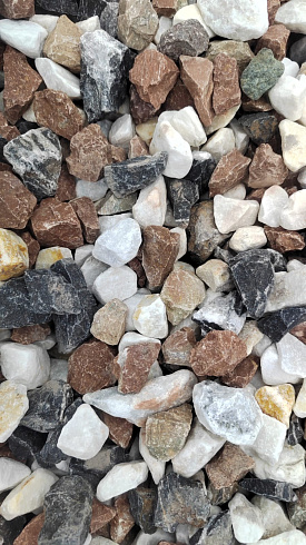 Kamenclub.ru: Мраморная крошка (щебень крошка микс : белый-черный-розовый) фр. 20-40 мм.  купить в Казани мрамор белый, черный, розовый декоративная ландшафтная крошка 12000 руб/т   фото КАМЕНЬ КЛУБ