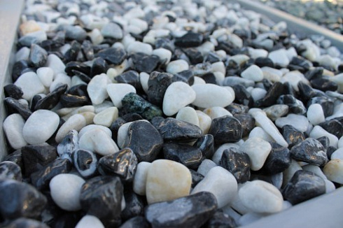 Kamenclub.ru: Мраморная крошка (щебень галтованный микс:белый-черный) фр.10-20 мм.  купить в Казани мрамор белый, черный окатанные округлые декоративные ландшафтные камни щебня 15500 руб/т   фото КАМЕНЬ КЛУБ