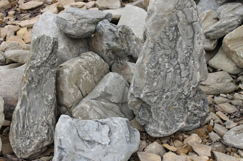 Kamenclub.ru: Песчаник декоративный ландшафтный (фр. 300-500 мм)  купить в Казани песчаник желтый рыжий серый зеленый валун речной окатанный природный песчаника 4 500 руб/т   фото КАМЕНЬ КЛУБ