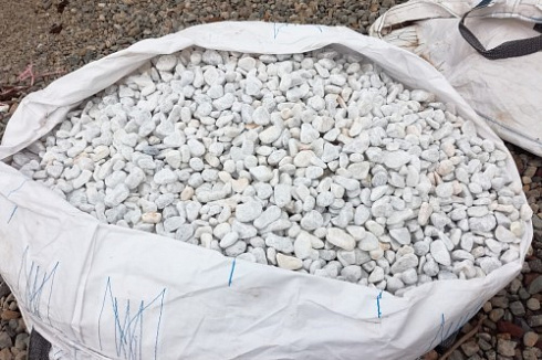 Kamenclub.ru: Мраморная крошка (щебень галтованный белый), фр.20-40 мм.  купить в Казани мрамор белый бежевый молочный мраморный щебень декоративный 17000 руб/т   фото КАМЕНЬ КЛУБ