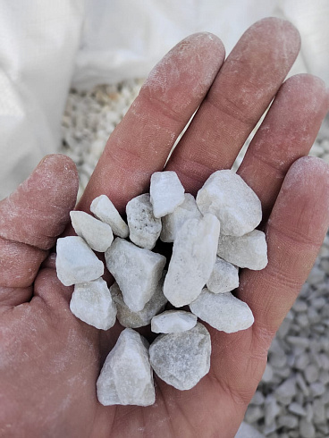 Kamenclub.ru: Мраморная крошка, щебень, цвет-белый, фр. 10-20 мм.  купить в Казани мрамор белый, молочный айвори каменная ландшафтная декоративная крошка шебня 12000 руб/т   фото КАМЕНЬ КЛУБ