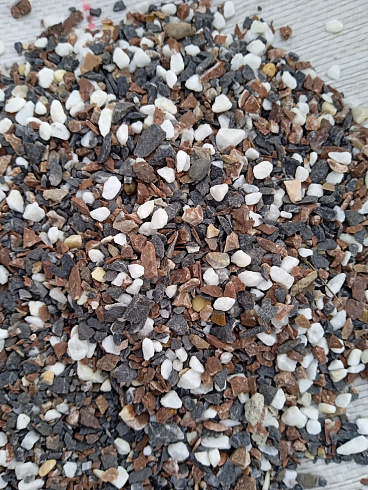 Kamenclub.ru: Мраморная крошка (щебень крошка микс : белый-черный-розовый) фр. 3-5 мм.  купить в Казани мрамор белый, черный, розовый, разноцветный мраморная каменная крошка декорвтивная 12000 руб/т   фото КАМЕНЬ КЛУБ