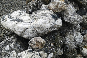 Kamenclub.ru: Черный гранит - кварцит фр. 500-1000 мм.  купить в Казани гранит кварцит черный серый белый скальный колотый валун 9750 руб/т   фото КАМЕНЬ КЛУБ