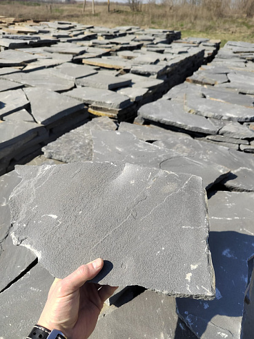 Kamenclub.ru: Песчаник пластушка светло-серый (2,0 см)  купить в Казани плитняк- ластушка светло-серый, серый рваный ландшафтный плитняк колотый 13800 руб/м3   фото КАМЕНЬ КЛУБ