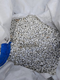 Kamenclub.ru: Мраморная крошка, щебень, цвет-белый, фр. 10-20 мм.  купить в Казани мрамор белый, молочный айвори каменная ландшафтная декоративная крошка шебня 12000 руб/т   фото КАМЕНЬ КЛУБ