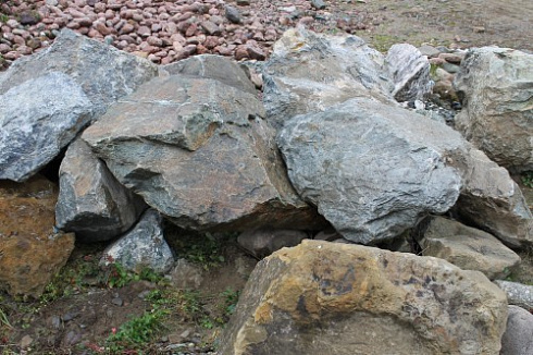 Kamenclub.ru: Змеевик скальник фр. 500-1500 мм.  купить в Казани змеевик зеленый серый черный глыба скальная колотая 7500 руб/т   фото КАМЕНЬ КЛУБ