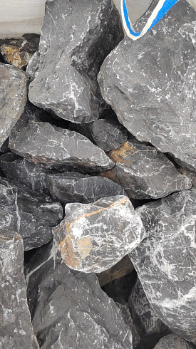 Kamenclub.ru: Черный мрамор скальник фр. 100-500 мм.  купить в Казани мрамор черный белый серый крупный колотый валун ландшафтный 8500 руб/т   фото КАМЕНЬ КЛУБ