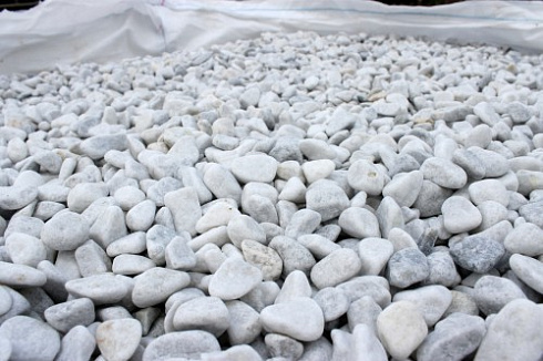 Kamenclub.ru: Мраморная крошка (щебень галтованный белый) фр.10-20 мм.  купить в Казани мрамор белый, молочный, айвори окатанный округлый декоративный ландшафтный щебень 17000 руб/т   фото КАМЕНЬ КЛУБ