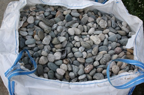 Kamenclub.ru: Галька речная окат (ассорти) фр. 50-100 мм. купить  в Казани галька природная округлая серая белая черная серая коричневая синяя галька речная окатанная округлая 6200 руб/т   фото КАМЕНЬ КЛУБ