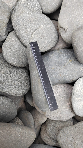 Kamenclub.ru: Галька речная плоская (темно-серая) фр. 70-150 мм. купить  в Казани галечник природный темно-серый серый синий речная плоская природная окатанная  9000 руб/т   фото КАМЕНЬ КЛУБ