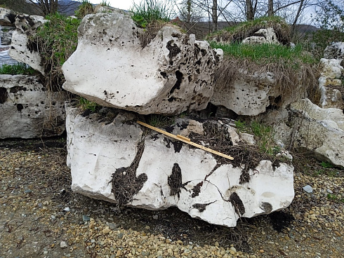 Kamenclub.ru: Выветренный известняк (степной) фр. 500-1500 мм.  купить в Казани    10000 руб/т   фото КАМЕНЬ КЛУБ