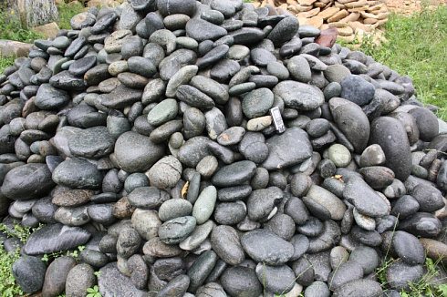 Kamenclub.ru: Темно-серый валунчик фр.100-300 мм.  купить в Казани крупный природный камень серый, темно-серый, светло-серый речная галька большого размера окатанная 4500 руб/т   фото КАМЕНЬ КЛУБ