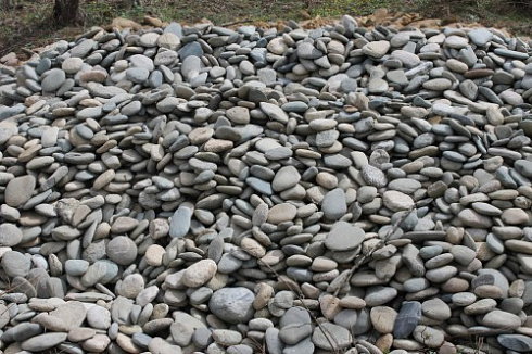 Kamenclub.ru: Галька речная плоская (ассорти) фр. 100-200-300 мм купить  в Казани галька галечник природный серый, белый темно-серый синий рыжий светло-серый природная галька плоская крупная 8000 руб/т   фото КАМЕНЬ КЛУБ