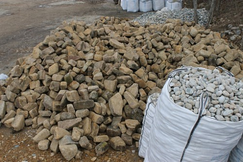 Kamenclub.ru: Песчаник для строительства и кладки блочный (фр 100-200 мм)  купить в Казани песчаник бежевый серый рыжий валун мелкий для строительства песчаник 6500 руб/т   фото КАМЕНЬ КЛУБ