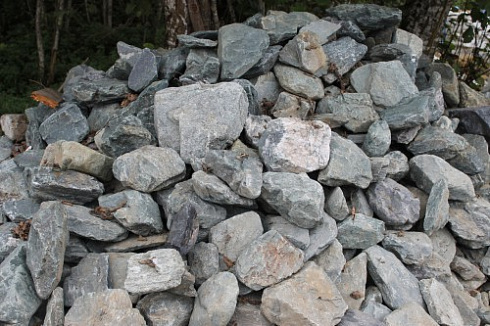 Kamenclub.ru: Гранит скальник (серо-зеленый) фр. 100-500 мм.  купить в Казани гранит зеленый, серый, салатовый крупный ландшафтный валун 6 000 руб/т   фото КАМЕНЬ КЛУБ