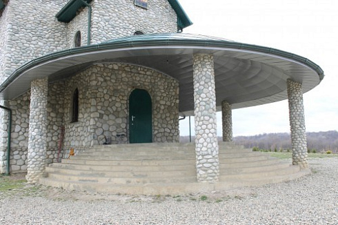 Kamenclub.ru: Галька речная плоская (бело-серая) фр. 100-200-300 мм. купить  в Казани галька речная плоская серый, белый, бело-серый, серо-белый речная галька плоская  9000 руб/т   фото КАМЕНЬ КЛУБ