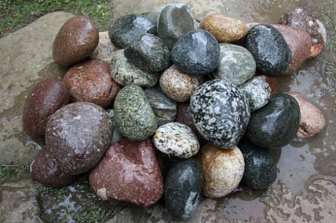 Kamenclub.ru: Галька окат (цветная картошка) фр. 50-100 мм. купить  в Казани галька природная окатанная серый белый цветной синий темно-серый коричневый округлый галечник окатанный 6800 руб/т   фото КАМЕНЬ КЛУБ