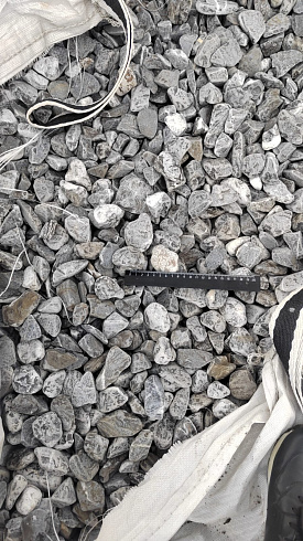 Kamenclub.ru: Щебень галтованный черный (мрамор) фр.40-70 мм.  купить в Казани мрамор черный с белыми прожилками, черный, белый щебень галтованный округлый 13500 руб/т   фото КАМЕНЬ КЛУБ