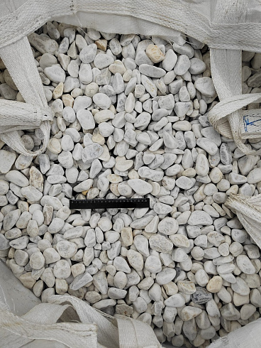 Kamenclub.ru: Мраморная крошка (щебень галтованный белый) фр.40-70 мм.  купить в Казани мрамор белый молочный айвори окатанный округлый природный камень 17000 руб/т   фото КАМЕНЬ КЛУБ