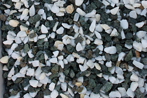 Kamenclub.ru: Мраморная крошка (щебень крошка микс: белый-зеленый) фр. 10-20 мм.  купить в Казани мрамор белый, зеленый каменная ландшафтная декоративная крошка щебня 9500 руб/т   фото КАМЕНЬ КЛУБ